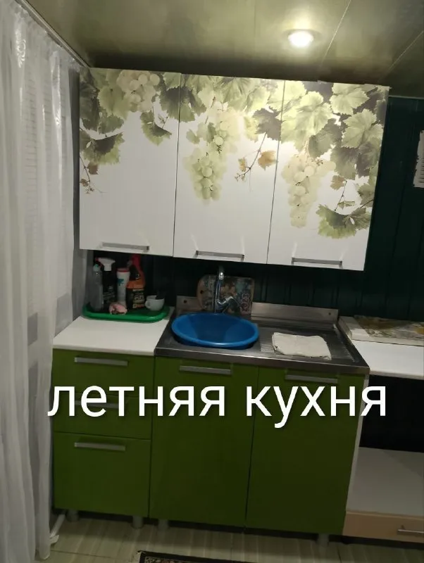 сдается роскошный двухуровневый дом 🏠 с 3 комнатами 🏙️ донецк, в пролетарском районе на улице 6 капитальная, рядом со школой №128. 📍 🔹площадью 80 м², дополненный летней кухней со стеклянным фасадом площадью 20 м². ключевые преимущества: - круглосуточное водоснабжение в основном доме и летней кухне - полностью меблирован и оснащен всей необходимой бытовой техникой - высокоскоростной wi-fi - современное экономичное электрическое отопление с дополнительной печью - благоустроенная территория с плиточным покрытием, зоной отдыха, мангалом, качелями и местом для бассейна - летний душ и уличный туалет - навес на два автомобиля и вольер 🔹особенности: дом обустраивался для личного проживания и ранее не сдавался в аренду 🔹расположен в тихом спокойном месте, вдали от городского шума и суеты. 💰стоимость: 60 000 рублей + залог + комиссия агентства. оплата только после заселения. для полного представления о всех достоинствах объекта доступен видеообзор 🎥 📲☎️ +7(949)3523316 подписаться | дать объявление - фотография - 9