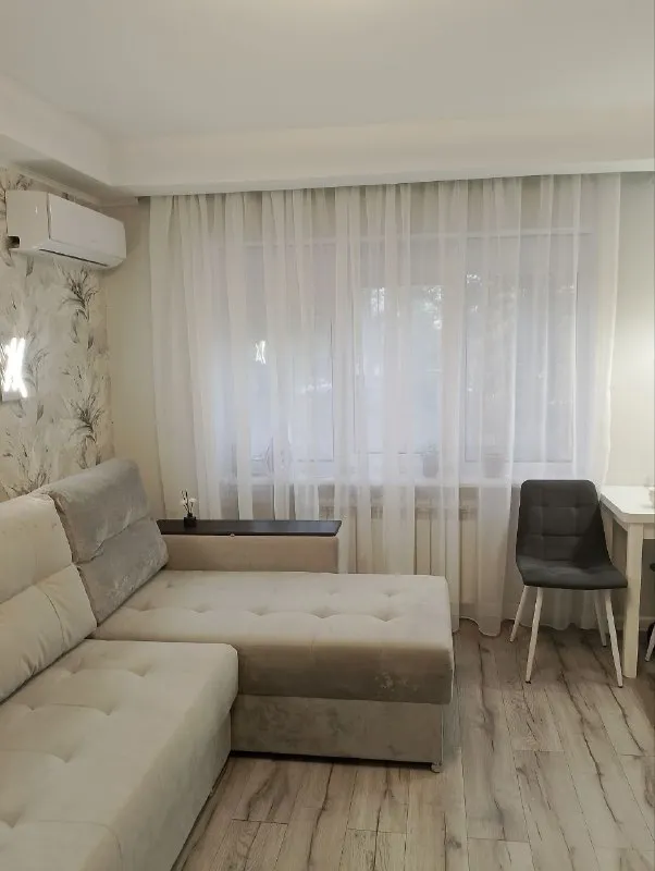 сдается элитная vip-студия в престижном районе 🌇«галактика» (макеевка) центрально-городской район📍 ✅с развитой инфраструктурой: в 300 м от трк «галактика», гипермаркет «паллет», «мир мебели», школы и другие важные объекты ✅отличная транспортная доступность: всего 7 минут до донецка ✅авторский дизайнерский ремонт с применением premium-материалов ✅ полностью укомплектована качественной мебелью и техникой известных брендов 👍дополнительные преимущества: робот-пылесос для поддержания чистоты, просторная гардеробная, утепленный фасад - система «теплый пол» во всех помещениях - стабильное водоснабжение по графику с хорошим напором + система очистки воды «обратный осмос» - высокоскоростной wi-fi 💰 цена: 45 000 руб. + залог + комиссия агентства 📲☎️+7 949 352-33-16 подписаться | дать объявление - фотография - 2