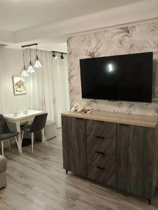 сдается элитная vip-студия в престижном районе 🌇«галактика» (макеевка) центрально-городской район📍 ✅с развитой инфраструктурой: в 300 м от трк «галактика», гипермаркет «паллет», «мир мебели», школы и другие важные объекты ✅отличная транспортная доступность: всего 7 минут до донецка ✅авторский дизайнерский ремонт с применением premium-материалов ✅ полностью укомплектована качественной мебелью и техникой известных брендов 👍дополнительные преимущества: робот-пылесос для поддержания чистоты, просторная гардеробная, утепленный фасад - система «теплый пол» во всех помещениях - стабильное водоснабжение по графику с хорошим напором + система очистки воды «обратный осмос» - высокоскоростной wi-fi 💰 цена: 45 000 руб. + залог + комиссия агентства 📲☎️+7 949 352-33-16 подписаться | дать объявление - фотография - 5