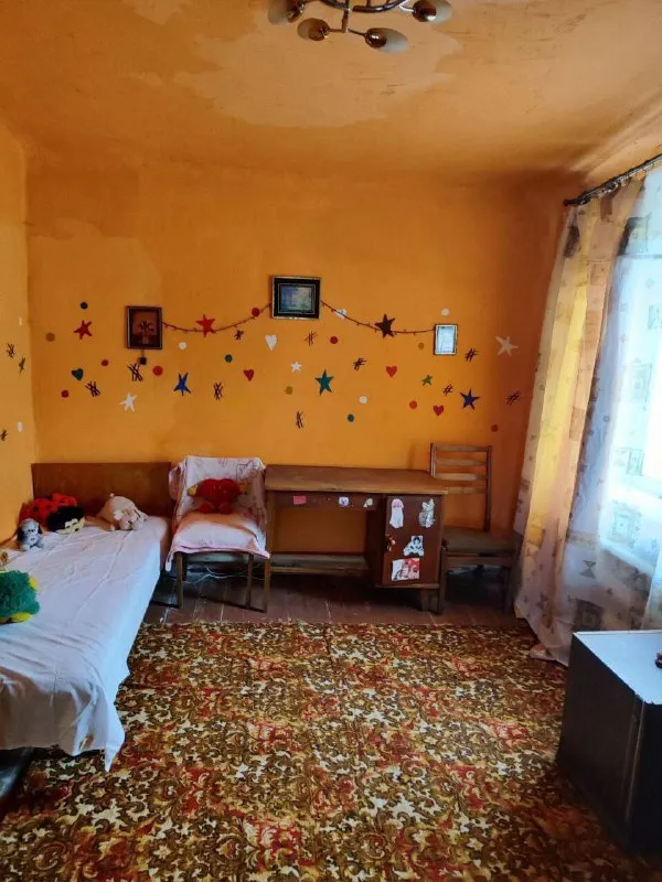 продам 2 кв на земле город: донецк 🏗район: кировский улица норильская 30 рынок этажность - 1 🚪общая площадь - 51м2 ‼️цена снижена ‼️ участок 3 сотки, вода, газ по забору, твердотовливный котёл, центральная канализация, санузел в доме, высокие потолки! ‼️во дворе флигель 2 комнатный ‼️💵цена: 1000 000 рублей без торга ☎️телефон: +7 (949) 3033091 собственник - фотография - 2