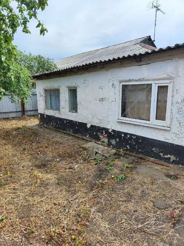 продам 2 кв на земле город: донецк 🏗район: кировский улица норильская 30 рынок этажность - 1 🚪общая площадь - 51м2 ‼️цена снижена ‼️ участок 3 сотки, вода, газ по забору, твердотовливный котёл, центральная канализация, санузел в доме, высокие потолки! ‼️во дворе флигель 2 комнатный ‼️💵цена: 1000 000 рублей без торга ☎️телефон: +7 (949) 3033091 собственник - фотография - 4