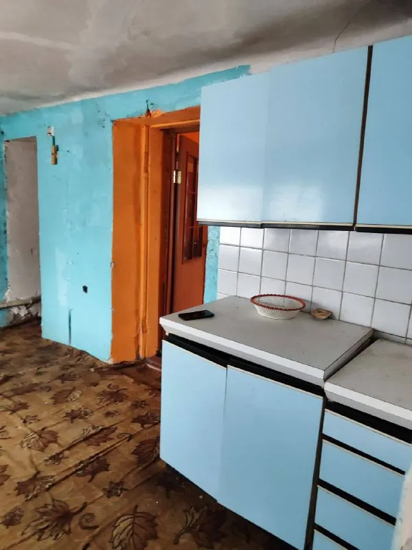 продам 2 кв на земле город: донецк 🏗район: кировский улица норильская 30 рынок этажность - 1 🚪общая площадь - 51м2 ‼️цена снижена ‼️ участок 3 сотки, вода, газ по забору, твердотовливный котёл, центральная канализация, санузел в доме, высокие потолки! ‼️во дворе флигель 2 комнатный ‼️💵цена: 1000 000 рублей без торга ☎️телефон: +7 (949) 3033091 собственник - фотография - 8