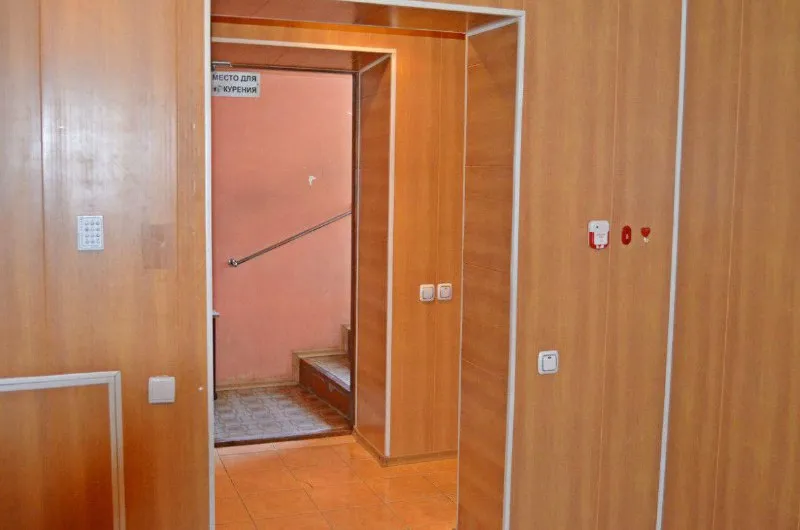 продам нежилое помещение, площадью 143 м2 по документам +10м2(кладовка не учтена) 🏙️г. харцызск, м-он металлургов дом 10 📍 🔹ранее в помещении было кафе. 🔹продаётся со всем оборудованием (если не нужно вывезем) 🔹окна по-плану есть, мы заложили, но можно вернуть если вам нужны окна. 🔹подключено напряжение 380 вольт 🔹отопление отключено за ненадобностью! в подвале под помещением проходят трубы отопления и в помещении тепло даже в морозы 🔹канализация и водоснабжение центральные. 🔹 - фотография - 3