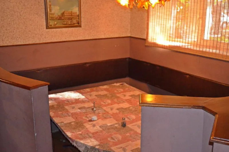 продам нежилое помещение, площадью 143 м2 по документам +10м2(кладовка не учтена) 🏙️г. харцызск, м-он металлургов дом 10 📍 🔹ранее в помещении было кафе. 🔹продаётся со всем оборудованием (если не нужно вывезем) 🔹окна по-плану есть, мы заложили, но можно вернуть если вам нужны окна. 🔹подключено напряжение 380 вольт 🔹отопление отключено за ненадобностью! в подвале под помещением проходят трубы отопления и в помещении тепло даже в морозы 🔹канализация и водоснабжение центральные. 🔹 - фотография - 4