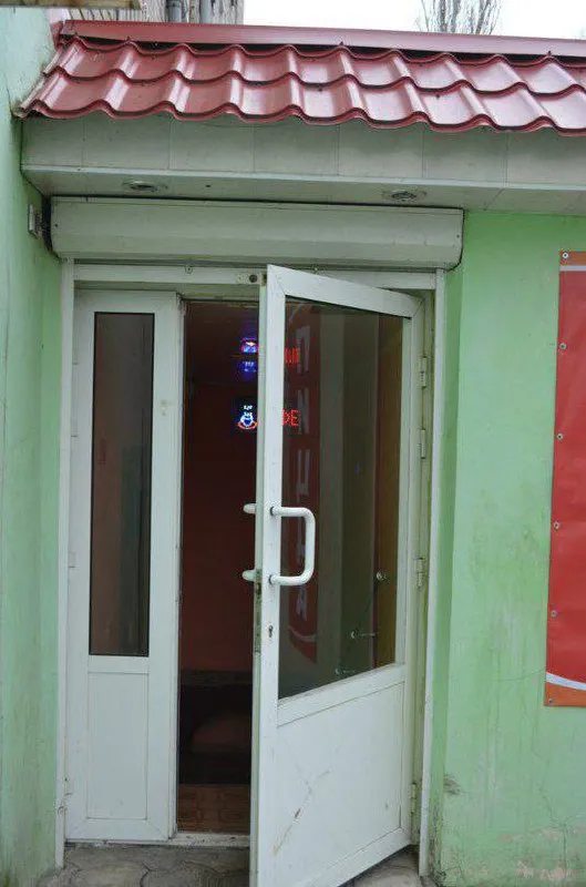 продам нежилое помещение, площадью 143 м2 по документам +10м2(кладовка не учтена) 🏙️г. харцызск, м-он металлургов дом 10 📍 🔹ранее в помещении было кафе. 🔹продаётся со всем оборудованием (если не нужно вывезем) 🔹окна по-плану есть, мы заложили, но можно вернуть если вам нужны окна. 🔹подключено напряжение 380 вольт 🔹отопление отключено за ненадобностью! в подвале под помещением проходят трубы отопления и в помещении тепло даже в морозы 🔹канализация и водоснабжение центральные. 🔹 - фотография - 6