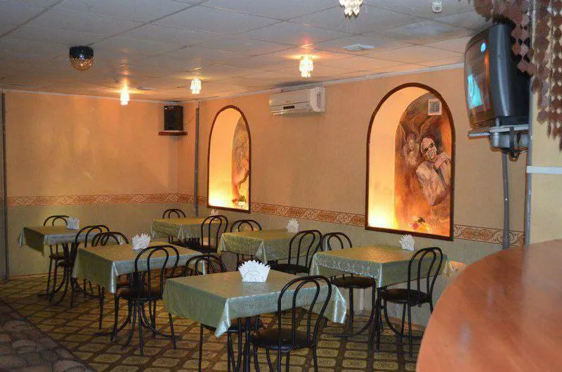 продам нежилое помещение, площадью 143 м2 по документам +10м2(кладовка не учтена) 🏙️г. харцызск, м-он металлургов дом 10 📍 🔹ранее в помещении было кафе. 🔹продаётся со всем оборудованием (если не нужно вывезем) 🔹окна по-плану есть, мы заложили, но можно вернуть если вам нужны окна. 🔹подключено напряжение 380 вольт 🔹отопление отключено за ненадобностью! в подвале под помещением проходят трубы отопления и в помещении тепло даже в морозы 🔹канализация и водоснабжение центральные. 🔹 - фотография - 9