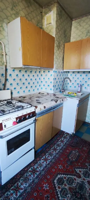 ‼️продажа квартиры‼️ 🏡продажа 2-двухкомнатная квартира г. макеевка днр горняцкий р-н, мкр-н зелёный, район храма ✅этажность–4/9 жилого дома ✅квартира не угловая два пластиковых окна, балкон застеклённый ✅пластиковые трубы нагревательный бак частично новое отопление железная входная дверь кондиционер ✅квартира продаётся с мебелью и бытовой техникой есть кладовая в подъезде ✅дом оснд-коперативный, на отопление установлен счётчик ✅хорошая транспортная развязка 🧾документы готовы 🔥собственник 💴цена: 3🍋500.000 рублей ☎️+7(949) 393-52-23 📨подписаться - фотография - 8