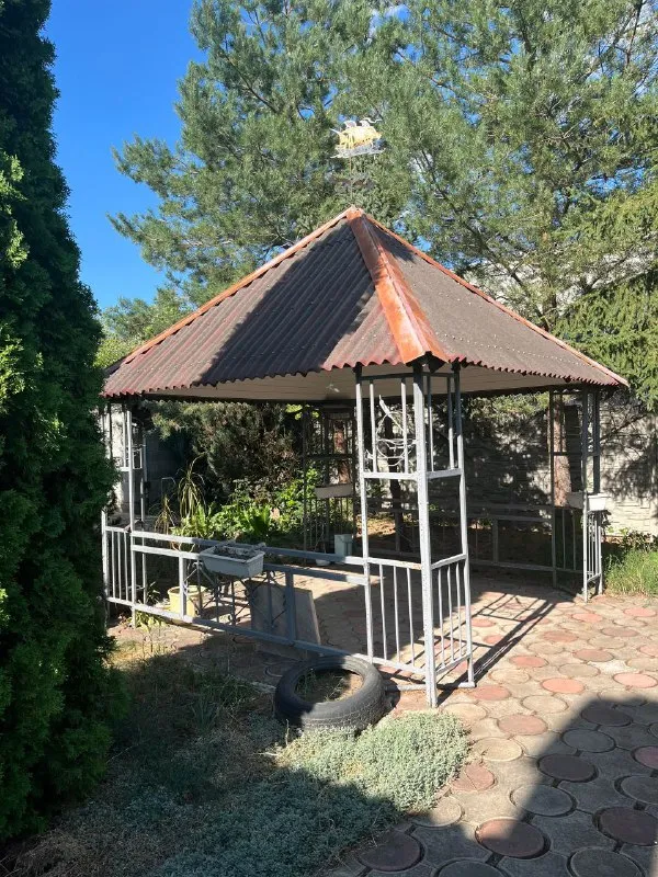 ‼️продажа дома‼️ 🏡продам дом г. макеевка днр червоногвардейский р-н, поселок красных партизан, 🗺ориентир: магазин «макарошка» ✅общая площадь–102 м2 ✅три жилые комнаты, кухня, санузел и кухня отделаны кафелем ✅заменены проводка, отопление, водопровод окна из пвх ✅твердотопливный котел и электро отопление участок–10 соток земли ✅гараж, мастерская, летний душ, колодец беседка, навес для авто ✅плодовые деревья, хвойные насаждения двор сделан плиткой 🔥собственник 💴цена: 8🍋000.000 рублей торг‼️ ☎️+7(949) 406-99-62 наталья 📨подписаться - фотография - 2