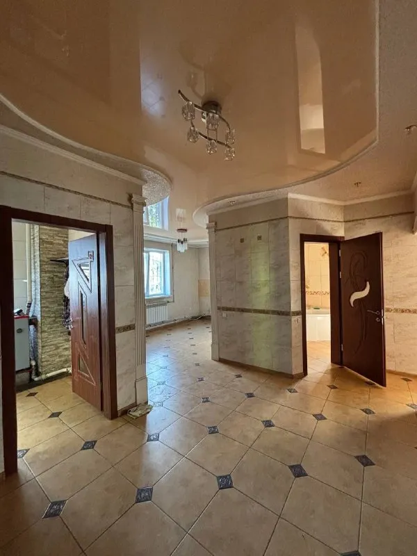 ‼️продажа дома‼️ 🏡продам дом г. макеевка днр червоногвардейский р-н, поселок красных партизан, 🗺ориентир: магазин «макарошка» ✅общая площадь–102 м2 ✅три жилые комнаты, кухня, санузел и кухня отделаны кафелем ✅заменены проводка, отопление, водопровод окна из пвх ✅твердотопливный котел и электро отопление участок–10 соток земли ✅гараж, мастерская, летний душ, колодец беседка, навес для авто ✅плодовые деревья, хвойные насаждения двор сделан плиткой 🔥собственник 💴цена: 8🍋000.000 рублей торг‼️ ☎️+7(949) 406-99-62 наталья 📨подписаться - фотография - 3