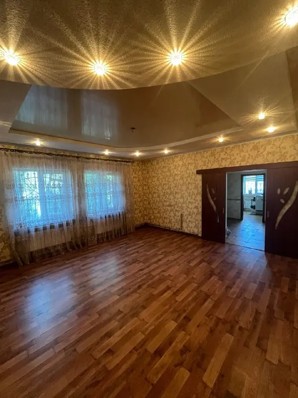 ‼️продажа дома‼️ 🏡продам дом г. макеевка днр червоногвардейский р-н, поселок красных партизан, 🗺ориентир: магазин «макарошка» ✅общая площадь–102 м2 ✅три жилые комнаты, кухня, санузел и кухня отделаны кафелем ✅заменены проводка, отопление, водопровод окна из пвх ✅твердотопливный котел и электро отопление участок–10 соток земли ✅гараж, мастерская, летний душ, колодец беседка, навес для авто ✅плодовые деревья, хвойные насаждения двор сделан плиткой 🔥собственник 💴цена: 8🍋000.000 рублей торг‼️ ☎️+7(949) 406-99-62 наталья 📨подписаться - фотография - 4