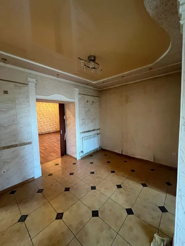 ‼️продажа дома‼️ 🏡продам дом г. макеевка днр червоногвардейский р-н, поселок красных партизан, 🗺ориентир: магазин «макарошка» ✅общая площадь–102 м2 ✅три жилые комнаты, кухня, санузел и кухня отделаны кафелем ✅заменены проводка, отопление, водопровод окна из пвх ✅твердотопливный котел и электро отопление участок–10 соток земли ✅гараж, мастерская, летний душ, колодец беседка, навес для авто ✅плодовые деревья, хвойные насаждения двор сделан плиткой 🔥собственник 💴цена: 8🍋000.000 рублей торг‼️ ☎️+7(949) 406-99-62 наталья 📨подписаться - фотография - 5