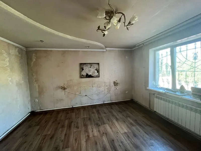 ‼️продажа дома‼️ 🏡продам дом г. макеевка днр червоногвардейский р-н, поселок красных партизан, 🗺ориентир: магазин «макарошка» ✅общая площадь–102 м2 ✅три жилые комнаты, кухня, санузел и кухня отделаны кафелем ✅заменены проводка, отопление, водопровод окна из пвх ✅твердотопливный котел и электро отопление участок–10 соток земли ✅гараж, мастерская, летний душ, колодец беседка, навес для авто ✅плодовые деревья, хвойные насаждения двор сделан плиткой 🔥собственник 💴цена: 8🍋000.000 рублей торг‼️ ☎️+7(949) 406-99-62 наталья 📨подписаться - фотография - 6