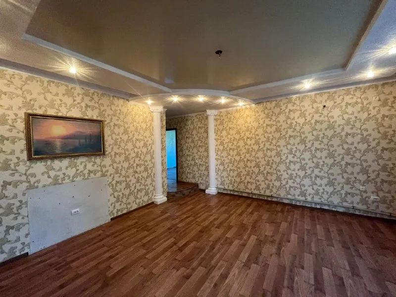 ‼️продажа дома‼️ 🏡продам дом г. макеевка днр червоногвардейский р-н, поселок красных партизан, 🗺ориентир: магазин «макарошка» ✅общая площадь–102 м2 ✅три жилые комнаты, кухня, санузел и кухня отделаны кафелем ✅заменены проводка, отопление, водопровод окна из пвх ✅твердотопливный котел и электро отопление участок–10 соток земли ✅гараж, мастерская, летний душ, колодец беседка, навес для авто ✅плодовые деревья, хвойные насаждения двор сделан плиткой 🔥собственник 💴цена: 8🍋000.000 рублей торг‼️ ☎️+7(949) 406-99-62 наталья 📨подписаться - фотография - 8