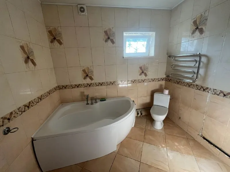 ‼️продажа дома‼️ 🏡продам дом г. макеевка днр червоногвардейский р-н, поселок красных партизан, 🗺ориентир: магазин «макарошка» ✅общая площадь–102 м2 ✅три жилые комнаты, кухня, санузел и кухня отделаны кафелем ✅заменены проводка, отопление, водопровод окна из пвх ✅твердотопливный котел и электро отопление участок–10 соток земли ✅гараж, мастерская, летний душ, колодец беседка, навес для авто ✅плодовые деревья, хвойные насаждения двор сделан плиткой 🔥собственник 💴цена: 8🍋000.000 рублей торг‼️ ☎️+7(949) 406-99-62 наталья 📨подписаться - фотография - 9