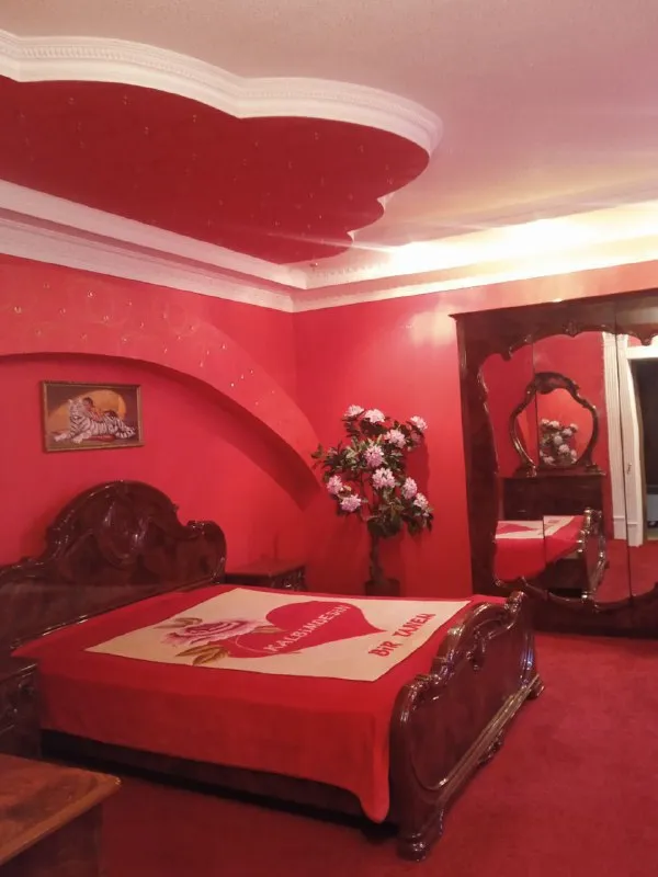 аренда дома на привокзальном / артема жд 📍 🔹1-й этаж – посуточно - 🔹накопительный бак на 1 тонну воды 🔹мангальная зона. паркоместо. 💰цена до 3х суток -  7000руб (сутки). от 3х суток – 6000руб. (за сутки).   🔹2-й этаж – помесячно - возможно на 1, 2, 3 месяца и больше – без залога и оплаты коммунальных платежей. 🔹отдельный вход на 2-й этаж.   накопительный бак на 1 тонну воды. мангальная зона. паркоместо. 💰цена 45 000руб. + комиссия агентству 60% и ниже (в зависимости от срока проживания) 📲☎️+7 949 470 04 83 ан анна (феникс) 📲☎️ +7 949 796 89 69 (миранда). подписаться | дать объявление - фотография - 7