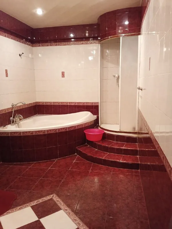 аренда дома на привокзальном / артема жд 📍 🔹1-й этаж – посуточно - 🔹накопительный бак на 1 тонну воды 🔹мангальная зона. паркоместо. 💰цена до 3х суток -  7000руб (сутки). от 3х суток – 6000руб. (за сутки).   🔹2-й этаж – помесячно - возможно на 1, 2, 3 месяца и больше – без залога и оплаты коммунальных платежей. 🔹отдельный вход на 2-й этаж.   накопительный бак на 1 тонну воды. мангальная зона. паркоместо. 💰цена 45 000руб. + комиссия агентству 60% и ниже (в зависимости от срока проживания) 📲☎️+7 949 470 04 83 ан анна (феникс) 📲☎️ +7 949 796 89 69 (миранда). подписаться | дать объявление - фотография - 9