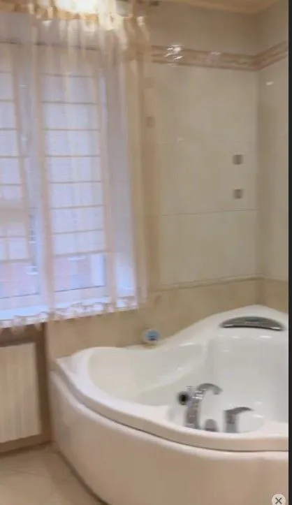 сдаётся роскошная vip трёхкомнатная квартира в двух уровнях площадью 178 м² 🏙️ донецк, в самом центре города, на площади ленина (ворошиловский район, ул. постышева)📍 🔹квартира с дорогим дизайнерским ремонтом, полностью меблирована и оснащена всей необходимой бытовой техникой. - 2 санузла,   - просторный кабинет,   - огромная гардеробная,   - круглосуточное горячее и холодное водоснабжение,   - скоростной wi-fi.   оплата — по факту заселения.   💰стоимость: 130 000 рублей + залог + комиссия агентства.   видеообзор вышлю дополнительно.   телефон для связи 📲☎️ +7 949 352-33-16  подписаться | дать объявление - фотография - 10