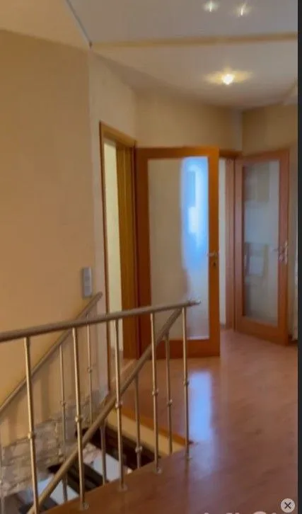 сдаётся роскошная vip трёхкомнатная квартира в двух уровнях площадью 178 м² 🏙️ донецк, в самом центре города, на площади ленина (ворошиловский район, ул. постышева)📍 🔹квартира с дорогим дизайнерским ремонтом, полностью меблирована и оснащена всей необходимой бытовой техникой. - 2 санузла,   - просторный кабинет,   - огромная гардеробная,   - круглосуточное горячее и холодное водоснабжение,   - скоростной wi-fi.   оплата — по факту заселения.   💰стоимость: 130 000 рублей + залог + комиссия агентства.   видеообзор вышлю дополнительно.   телефон для связи 📲☎️ +7 949 352-33-16  подписаться | дать объявление - фотография - 2