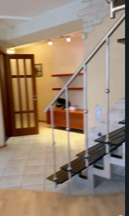 сдаётся роскошная vip трёхкомнатная квартира в двух уровнях площадью 178 м² 🏙️ донецк, в самом центре города, на площади ленина (ворошиловский район, ул. постышева)📍 🔹квартира с дорогим дизайнерским ремонтом, полностью меблирована и оснащена всей необходимой бытовой техникой. - 2 санузла,   - просторный кабинет,   - огромная гардеробная,   - круглосуточное горячее и холодное водоснабжение,   - скоростной wi-fi.   оплата — по факту заселения.   💰стоимость: 130 000 рублей + залог + комиссия агентства.   видеообзор вышлю дополнительно.   телефон для связи 📲☎️ +7 949 352-33-16  подписаться | дать объявление - фотография - 4