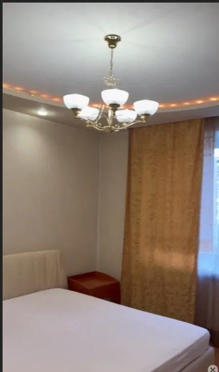 сдаётся роскошная vip трёхкомнатная квартира в двух уровнях площадью 178 м² 🏙️ донецк, в самом центре города, на площади ленина (ворошиловский район, ул. постышева)📍 🔹квартира с дорогим дизайнерским ремонтом, полностью меблирована и оснащена всей необходимой бытовой техникой. - 2 санузла,   - просторный кабинет,   - огромная гардеробная,   - круглосуточное горячее и холодное водоснабжение,   - скоростной wi-fi.   оплата — по факту заселения.   💰стоимость: 130 000 рублей + залог + комиссия агентства.   видеообзор вышлю дополнительно.   телефон для связи 📲☎️ +7 949 352-33-16  подписаться | дать объявление - фотография - 5