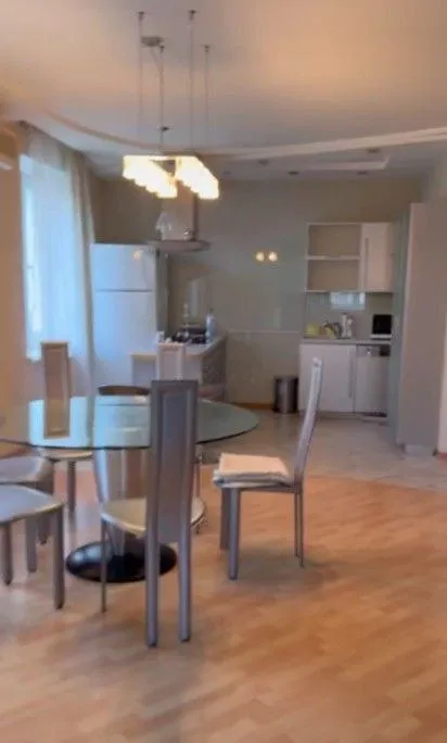 сдаётся роскошная vip трёхкомнатная квартира в двух уровнях площадью 178 м² 🏙️ донецк, в самом центре города, на площади ленина (ворошиловский район, ул. постышева)📍 🔹квартира с дорогим дизайнерским ремонтом, полностью меблирована и оснащена всей необходимой бытовой техникой. - 2 санузла,   - просторный кабинет,   - огромная гардеробная,   - круглосуточное горячее и холодное водоснабжение,   - скоростной wi-fi.   оплата — по факту заселения.   💰стоимость: 130 000 рублей + залог + комиссия агентства.   видеообзор вышлю дополнительно.   телефон для связи 📲☎️ +7 949 352-33-16  подписаться | дать объявление - фотография - 6