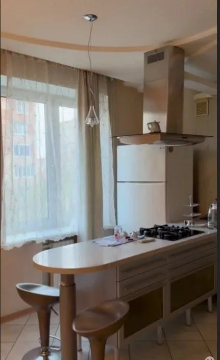 сдаётся роскошная vip трёхкомнатная квартира в двух уровнях площадью 178 м² 🏙️ донецк, в самом центре города, на площади ленина (ворошиловский район, ул. постышева)📍 🔹квартира с дорогим дизайнерским ремонтом, полностью меблирована и оснащена всей необходимой бытовой техникой. - 2 санузла,   - просторный кабинет,   - огромная гардеробная,   - круглосуточное горячее и холодное водоснабжение,   - скоростной wi-fi.   оплата — по факту заселения.   💰стоимость: 130 000 рублей + залог + комиссия агентства.   видеообзор вышлю дополнительно.   телефон для связи 📲☎️ +7 949 352-33-16  подписаться | дать объявление - фотография - 7