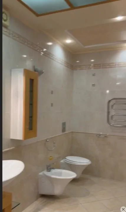 сдаётся роскошная vip трёхкомнатная квартира в двух уровнях площадью 178 м² 🏙️ донецк, в самом центре города, на площади ленина (ворошиловский район, ул. постышева)📍 🔹квартира с дорогим дизайнерским ремонтом, полностью меблирована и оснащена всей необходимой бытовой техникой. - 2 санузла,   - просторный кабинет,   - огромная гардеробная,   - круглосуточное горячее и холодное водоснабжение,   - скоростной wi-fi.   оплата — по факту заселения.   💰стоимость: 130 000 рублей + залог + комиссия агентства.   видеообзор вышлю дополнительно.   телефон для связи 📲☎️ +7 949 352-33-16  подписаться | дать объявление - фотография - 8