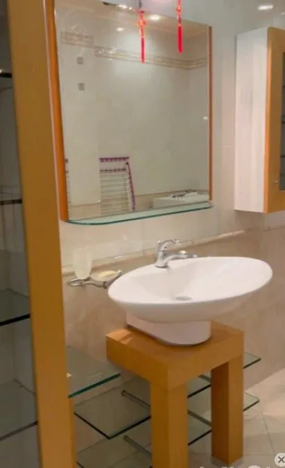 сдаётся роскошная vip трёхкомнатная квартира в двух уровнях площадью 178 м² 🏙️ донецк, в самом центре города, на площади ленина (ворошиловский район, ул. постышева)📍 🔹квартира с дорогим дизайнерским ремонтом, полностью меблирована и оснащена всей необходимой бытовой техникой. - 2 санузла,   - просторный кабинет,   - огромная гардеробная,   - круглосуточное горячее и холодное водоснабжение,   - скоростной wi-fi.   оплата — по факту заселения.   💰стоимость: 130 000 рублей + залог + комиссия агентства.   видеообзор вышлю дополнительно.   телефон для связи 📲☎️ +7 949 352-33-16  подписаться | дать объявление - фотография - 9