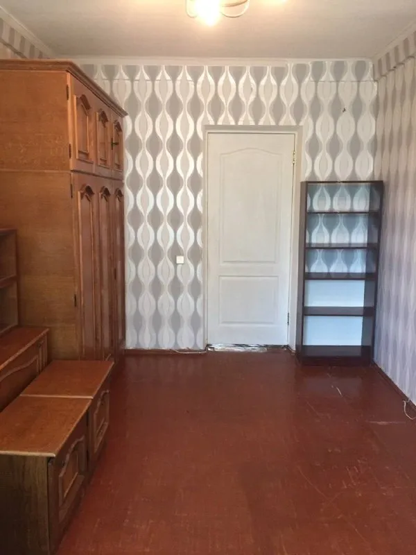 продажа 2 х. комнатной квартиры в самом центре города!гринкевича 6 квартира в хорошем жилом состоянии, установлены пластиковые окна. дом кирпичный, что обеспечивает хорошую тепло- и звукоизоляцию. квартира светлая и уютная. расположение — в самом центре города, в шаговой доступности вся необходимая инфраструктура. 3/5 прекрасный вариант для жизни в центре! цена 4 200 000 торг ☎️+ +7 (949) 387-26-78 светлана ан новый донбасс - фотография - 3