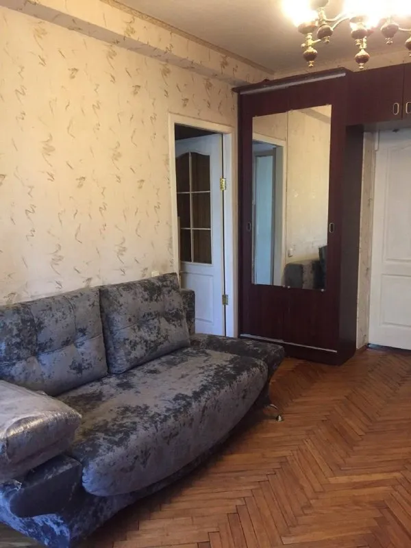 продажа 2 х. комнатной квартиры в самом центре города!гринкевича 6 квартира в хорошем жилом состоянии, установлены пластиковые окна. дом кирпичный, что обеспечивает хорошую тепло- и звукоизоляцию. квартира светлая и уютная. расположение — в самом центре города, в шаговой доступности вся необходимая инфраструктура. 3/5 прекрасный вариант для жизни в центре! цена 4 200 000 торг ☎️+ +7 (949) 387-26-78 светлана ан новый донбасс - фотография - 4