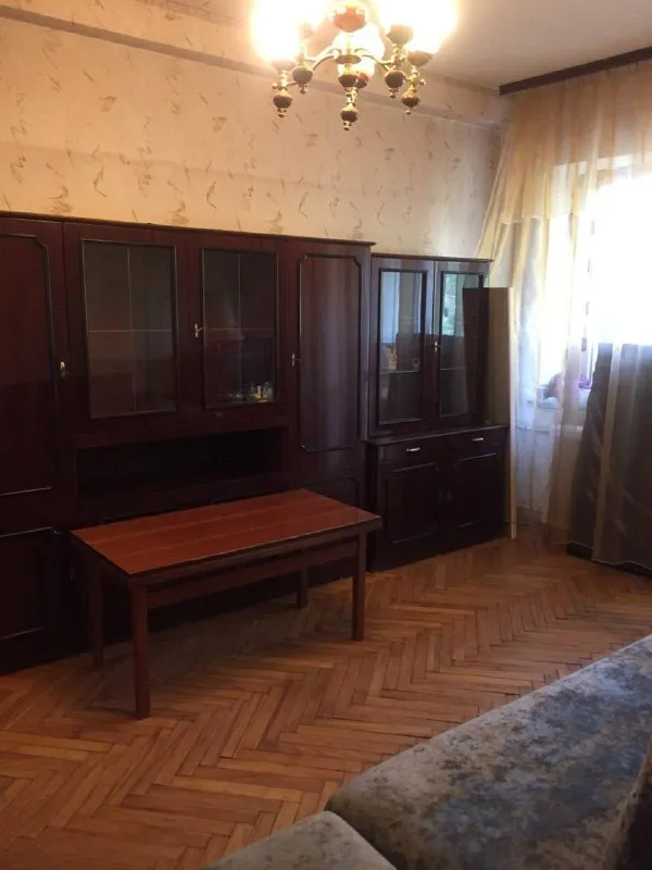 продажа 2 х. комнатной квартиры в самом центре города!гринкевича 6 квартира в хорошем жилом состоянии, установлены пластиковые окна. дом кирпичный, что обеспечивает хорошую тепло- и звукоизоляцию. квартира светлая и уютная. расположение — в самом центре города, в шаговой доступности вся необходимая инфраструктура. 3/5 прекрасный вариант для жизни в центре! цена 4 200 000 торг ☎️+ +7 (949) 387-26-78 светлана ан новый донбасс - фотография - 5