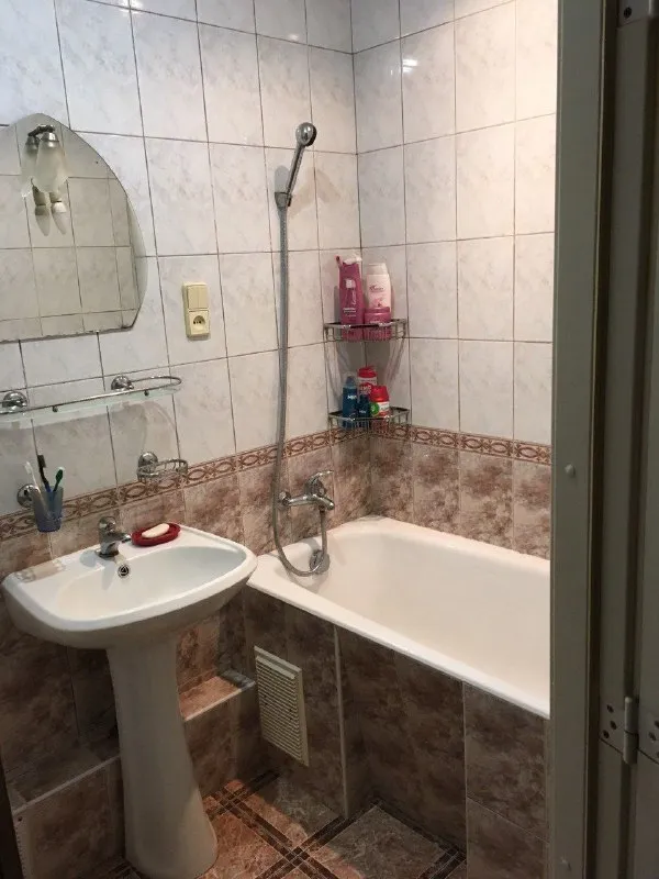 ‼️продажа квартиры‼️ 🏡продается 3-трехкомнатная 🗺г. енакиево днр (состояние жилое) центр города рядом с администрацией ✅этажность–5/5 жилого дома ✅площадь квартиры–60 м2 🧾документы рф, без долгов 🔥собственник 💴цена: 2🍋400.000 рублей возможен торг‼️ 📲подробности по телефону; ☎️+7(949) 432-93-36 ирина 📨подписаться - фотография - 9