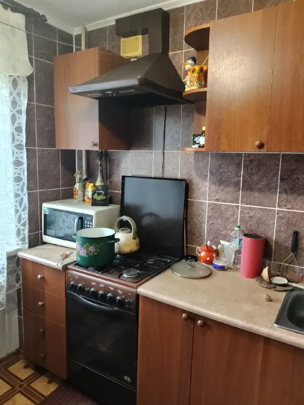 ‼️продажа квартиры‼️ 🏡продаётся 2-двухкомнатная квартира г. горловка днр, 5-й квартал, улица мазиковых 16 ✅этажность–2/5 жилого дома ✅общая площадь–45.4 м2 ✅жилая–30.4 м2 ✅квартира не угловая комнаты раздельные, большая кладовка ✅балкон застекленный и обшит пластиком окна и балкон пластиковые две входные двери: 1-я - металлическая, 2-я - деревянная ✅санузел совмещенный кухня и санузел в кафеле квартира в жилом состоянии ✅в квартире остается мебель во дворе детский садик, рядом две школы, супермаркеты, рынок 🧾документы готовы 🔥собственник 💴цена: 1🍋600.000 рублей 📲подробности по тел; ☎️+7(949) 443-27-41 📨подписаться - фотография - 4