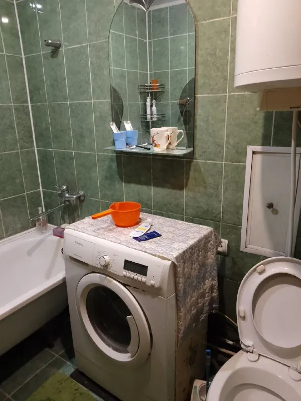 ‼️продажа квартиры‼️ 🏡продаётся 2-двухкомнатная квартира г. горловка днр, 5-й квартал, улица мазиковых 16 ✅этажность–2/5 жилого дома ✅общая площадь–45.4 м2 ✅жилая–30.4 м2 ✅квартира не угловая комнаты раздельные, большая кладовка ✅балкон застекленный и обшит пластиком окна и балкон пластиковые две входные двери: 1-я - металлическая, 2-я - деревянная ✅санузел совмещенный кухня и санузел в кафеле квартира в жилом состоянии ✅в квартире остается мебель во дворе детский садик, рядом две школы, супермаркеты, рынок 🧾документы готовы 🔥собственник 💴цена: 1🍋600.000 рублей 📲подробности по тел; ☎️+7(949) 443-27-41 📨подписаться - фотография - 5