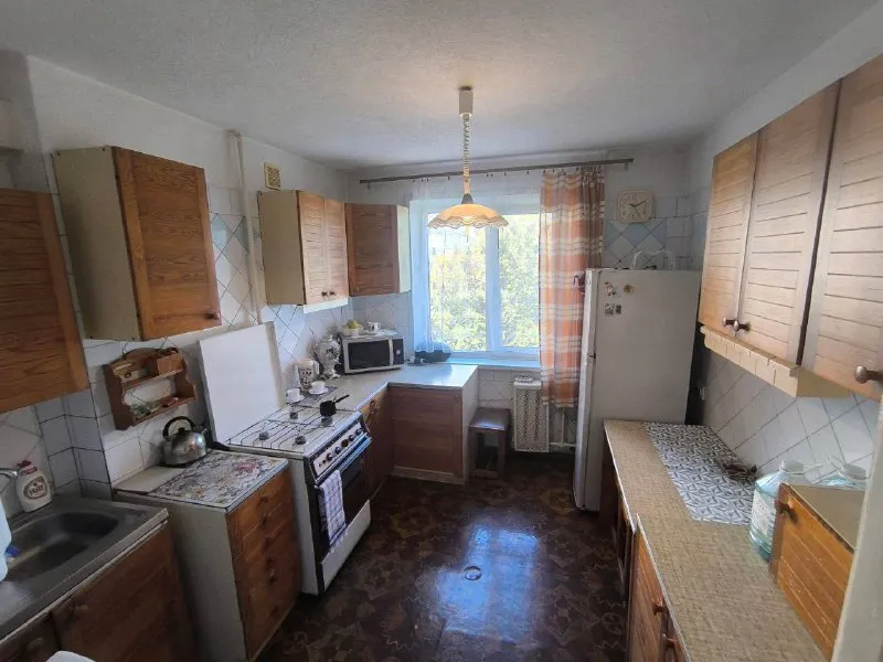 ☎️+79496455686 продажа 3х комнатной - квартиры в ворошиловском районе донецка‼️ тихий центр города - проспект ватутина 5 ‼️ расположена в девятиэтажном доме, на шестом этаже‼️ документы полностью готовы к сделке‼️ 📌общая площадь квартиры 60 кв. м 📌вода согласно графику 📌квартира теплая 📌установлены пластиковые окна 📌большая лоджия 📌окна выходят на тихий, зеленый двор насыщенная инфраструктура: - детские сады; - школы; - продуктовые магазины; - супермаркет цена 5 900 000 руб ☎️+79496455686 - фотография - 5