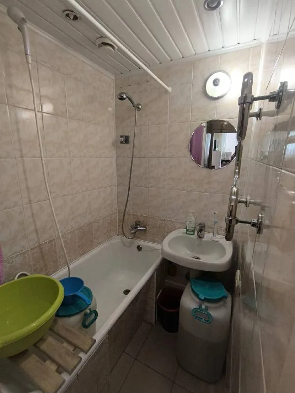 ☎️+79496455686 продажа 3х комнатной - квартиры в ворошиловском районе донецка‼️ тихий центр города - проспект ватутина 5 ‼️ расположена в девятиэтажном доме, на шестом этаже‼️ документы полностью готовы к сделке‼️ 📌общая площадь квартиры 60 кв. м 📌вода согласно графику 📌квартира теплая 📌установлены пластиковые окна 📌большая лоджия 📌окна выходят на тихий, зеленый двор насыщенная инфраструктура: - детские сады; - школы; - продуктовые магазины; - супермаркет цена 5 900 000 руб ☎️+79496455686 - фотография - 7