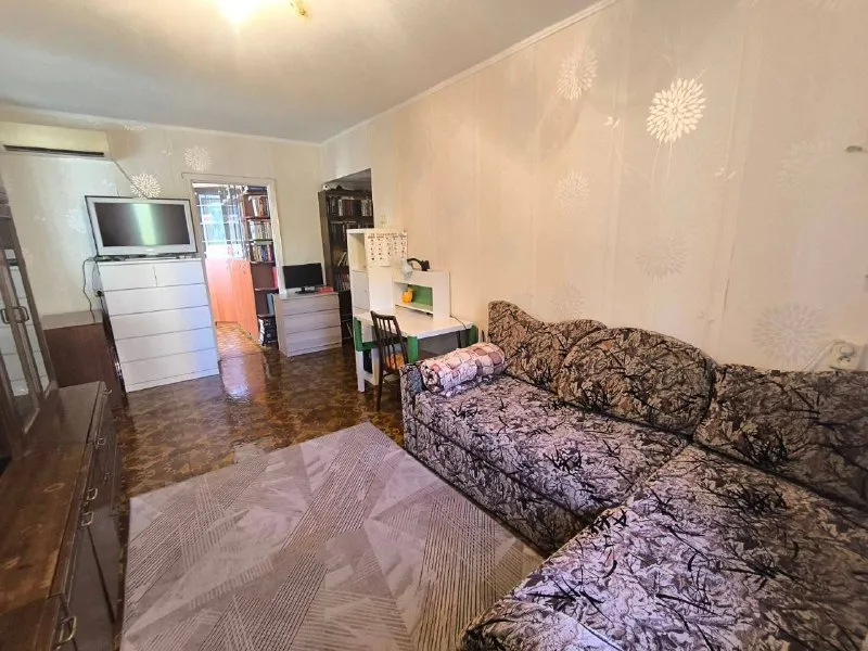 ☎️+79496455686 продажа 3х комнатной - квартиры в ворошиловском районе донецка‼️ тихий центр города - проспект ватутина 5 ‼️ расположена в девятиэтажном доме, на шестом этаже‼️ документы полностью готовы к сделке‼️ 📌общая площадь квартиры 60 кв. м 📌вода согласно графику 📌квартира теплая 📌установлены пластиковые окна 📌большая лоджия 📌окна выходят на тихий, зеленый двор насыщенная инфраструктура: - детские сады; - школы; - продуктовые магазины; - супермаркет цена 5 900 000 руб ☎️+79496455686 - фотография - 8