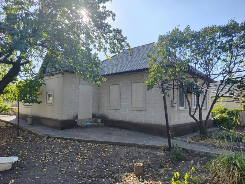 ‼️продажа дома‼️ 🏡продаётся дом от собственника🗺г. харцызск днр ул. серова ✅в доме четыре комнаты, гардеробная, большой коридор, большая кухня, ванная комната, кладовая и котельная земля не приватизирована 🏡на участке гараж, сарай из шлакоблока, колодец с технической водой, сливная яма, окна пластиковые ✅газовое отопление двухконтурный итальянский котел бакси ✅пластиковые трубы алюминиевые батареи ✅межкомнатные двери установлены ✅внутри под ремонт, 150 метров хотьбы до ставка с рыбой 🔥собственник 💴цена: 3🍋000.000 рублей 📞звонить на номер; ☎️+7(949) 356-89-97 📨подписаться - фотография - 2