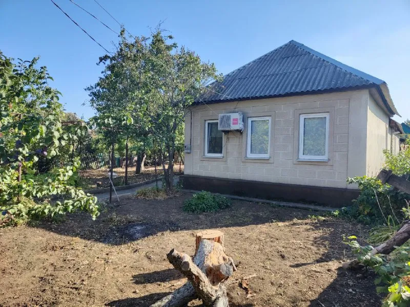 ‼️продажа дома‼️ 🏡продаётся дом от собственника🗺г. харцызск днр ул. серова ✅в доме четыре комнаты, гардеробная, большой коридор, большая кухня, ванная комната, кладовая и котельная земля не приватизирована 🏡на участке гараж, сарай из шлакоблока, колодец с технической водой, сливная яма, окна пластиковые ✅газовое отопление двухконтурный итальянский котел бакси ✅пластиковые трубы алюминиевые батареи ✅межкомнатные двери установлены ✅внутри под ремонт, 150 метров хотьбы до ставка с рыбой 🔥собственник 💴цена: 3🍋000.000 рублей 📞звонить на номер; ☎️+7(949) 356-89-97 📨подписаться - фотография - 3