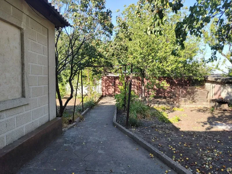 ‼️продажа дома‼️ 🏡продаётся дом от собственника🗺г. харцызск днр ул. серова ✅в доме четыре комнаты, гардеробная, большой коридор, большая кухня, ванная комната, кладовая и котельная земля не приватизирована 🏡на участке гараж, сарай из шлакоблока, колодец с технической водой, сливная яма, окна пластиковые ✅газовое отопление двухконтурный итальянский котел бакси ✅пластиковые трубы алюминиевые батареи ✅межкомнатные двери установлены ✅внутри под ремонт, 150 метров хотьбы до ставка с рыбой 🔥собственник 💴цена: 3🍋000.000 рублей 📞звонить на номер; ☎️+7(949) 356-89-97 📨подписаться - фотография - 5