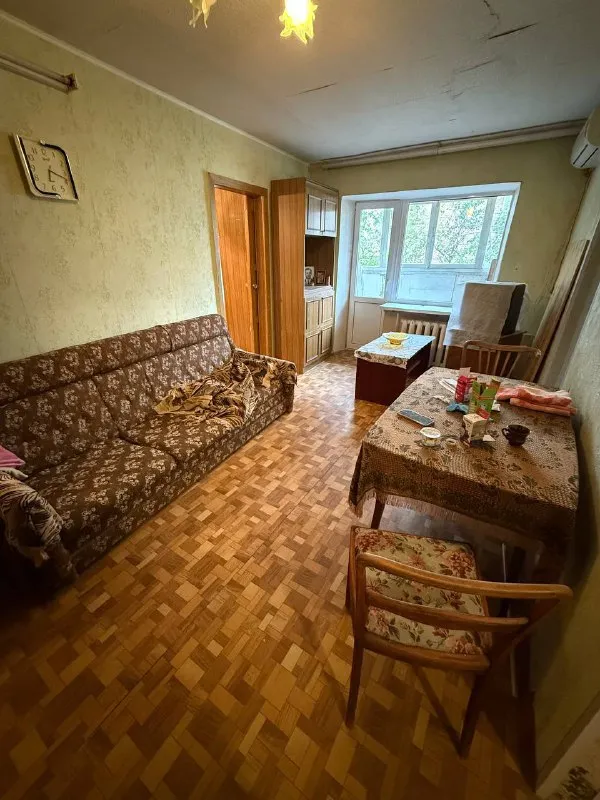 ☎️+79496455686 продажа 3х комнатной - квартиры в центре донецка ворошиловский район адрес : щорса 10 а лучшая локация города 🌆 📍бульвар пушкина - парк щербакова 📍транспортная развязка в любую точку города 📍магазины, супермаркеты 📍кафе, рестораны и т. д ‼️ документы полностью готовы к сделке, прописанных нет‼️ 📌квартира требует ремонта 📌коммуникации поменяны 📌хороший напор воды 📌этаж 3/5 📌дом кирпичный 📌подъезд чистый, дружные соседи. цена снижена 5.000.000руб ⚠️ ☎️+79496455686 - фотография - 2