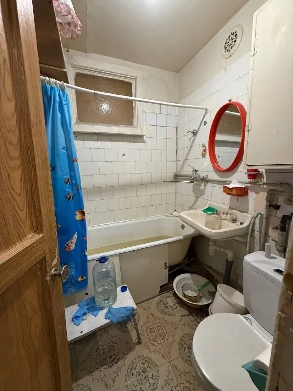 ☎️+79496455686 продажа 3х комнатной - квартиры в центре донецка ворошиловский район адрес : щорса 10 а лучшая локация города 🌆 📍бульвар пушкина - парк щербакова 📍транспортная развязка в любую точку города 📍магазины, супермаркеты 📍кафе, рестораны и т. д ‼️ документы полностью готовы к сделке, прописанных нет‼️ 📌квартира требует ремонта 📌коммуникации поменяны 📌хороший напор воды 📌этаж 3/5 📌дом кирпичный 📌подъезд чистый, дружные соседи. цена снижена 5.000.000руб ⚠️ ☎️+79496455686 - фотография - 3