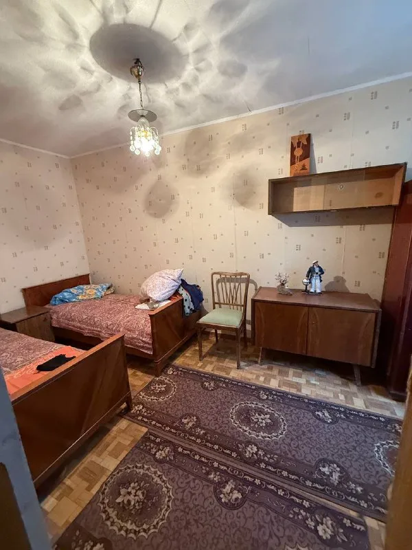 ☎️+79496455686 продажа 3х комнатной - квартиры в центре донецка ворошиловский район адрес : щорса 10 а лучшая локация города 🌆 📍бульвар пушкина - парк щербакова 📍транспортная развязка в любую точку города 📍магазины, супермаркеты 📍кафе, рестораны и т. д ‼️ документы полностью готовы к сделке, прописанных нет‼️ 📌квартира требует ремонта 📌коммуникации поменяны 📌хороший напор воды 📌этаж 3/5 📌дом кирпичный 📌подъезд чистый, дружные соседи. цена снижена 5.000.000руб ⚠️ ☎️+79496455686 - фотография - 4