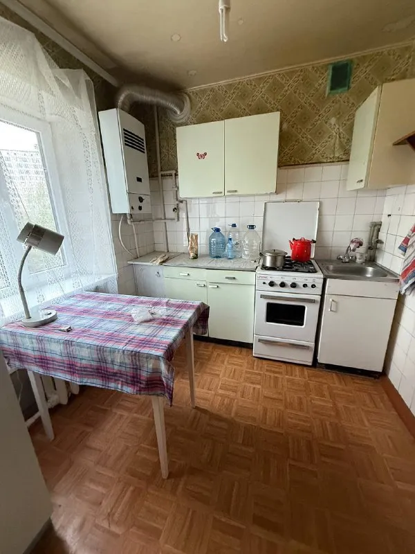 ☎️+79496455686 продажа 3х комнатной - квартиры в центре донецка ворошиловский район адрес : щорса 10 а лучшая локация города 🌆 📍бульвар пушкина - парк щербакова 📍транспортная развязка в любую точку города 📍магазины, супермаркеты 📍кафе, рестораны и т. д ‼️ документы полностью готовы к сделке, прописанных нет‼️ 📌квартира требует ремонта 📌коммуникации поменяны 📌хороший напор воды 📌этаж 3/5 📌дом кирпичный 📌подъезд чистый, дружные соседи. цена снижена 5.000.000руб ⚠️ ☎️+79496455686 - фотография - 8