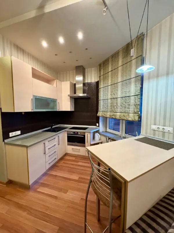 аренда 2к. кв-ры. центр г. донецка. новострой (ул. постышева). общая площадь: 60 м2 этаж: 8/12 ☎️+7(949)362-41-40 квартира оснащена всем необходимым. дом с консьержем. современный ремонт. развитая инфраструктура. все в шаговой доступности. стоимость 70.000 рублей + залог + комиссия ан ☎️+7(949)362-41-40 аренда днр - фотография - 6