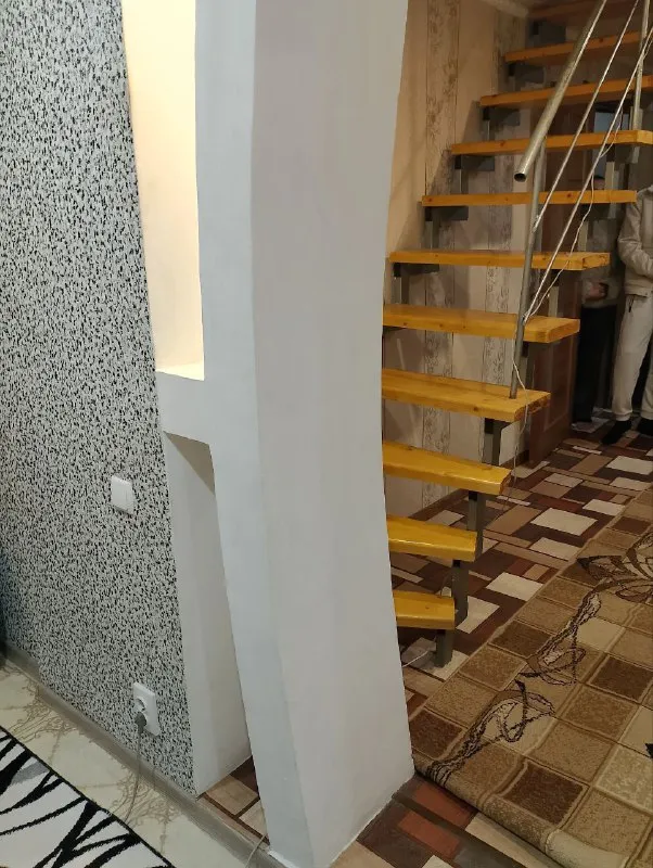 сдается двухуровневый дом 🏡 с 3 комнатами 🌇донецк, в пролетарском районе на улице 6 капитальная, рядом со школой №128. 📍 🔹три комнаты, площадью 80 м², дополненный летней кухней со стеклянным фасадом s - 20 м². ключевые преимущества: 💦 круглосуточное водоснабжение в основном доме и летней кухне ✅ полностью меблирован и оснащен всей необходимой бытовой техникой - высокоскоростной wi-fi - современное экономичное электрическое отопление с дополнительной печью - благоустроенная территория с плиточным покрытием, зоной отдыха, мангалом, качелями и местом для бассейна - летний душ и уличный туалет - навес на два автомобиля и вольер особенности: дом обустраивался для личного проживания и ранее не сдавался в аренду 📍расположен в тихом спокойном месте, вдали от городского суеты. 💰стоимость: 60 000 рублей + залог + комиссия агентства. оплата только после заселения. 📲☎️ +7(949)3523316 подписаться |  дать объявление - фотография - 4