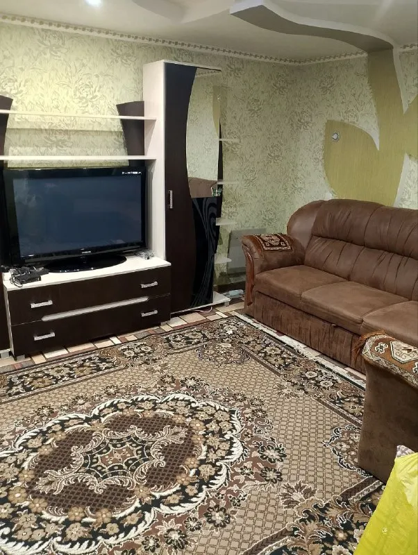 сдается двухуровневый дом 🏡 с 3 комнатами 🌇донецк, в пролетарском районе на улице 6 капитальная, рядом со школой №128. 📍 🔹три комнаты, площадью 80 м², дополненный летней кухней со стеклянным фасадом s - 20 м². ключевые преимущества: 💦 круглосуточное водоснабжение в основном доме и летней кухне ✅ полностью меблирован и оснащен всей необходимой бытовой техникой - высокоскоростной wi-fi - современное экономичное электрическое отопление с дополнительной печью - благоустроенная территория с плиточным покрытием, зоной отдыха, мангалом, качелями и местом для бассейна - летний душ и уличный туалет - навес на два автомобиля и вольер особенности: дом обустраивался для личного проживания и ранее не сдавался в аренду 📍расположен в тихом спокойном месте, вдали от городского суеты. 💰стоимость: 60 000 рублей + залог + комиссия агентства. оплата только после заселения. 📲☎️ +7(949)3523316 подписаться |  дать объявление - фотография - 7