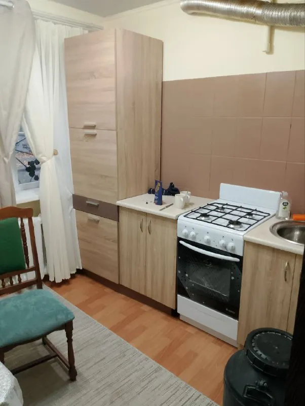 сдам двухкомнатную квартиру 🌇донецк, в калининском районе на улице антипова, рядом с парком «гулливер». 📍 ✅квартира после ремонта ✅на 1 этаже 5-этажного дома, на окнах установлены решетки. 📍в шаговой доступности богатая инфраструктура: парк, школа, детский сад, калининский рик, магазины и другие объекты. ✅отличная транспортная развязка обеспечивает удобное сообщение с другими районами. ✅квартира полностью меблирована и оснащен. .. трас для комфортного отдыха. 💦вода по графику с хорошим напором, есть возможность установки накопительного бака. 🛜проведен интернет. 💰цена 35 000 ₽ + залог + комиссия ан. оплата производится после заселения. 📲☎️+7 949 352-33-16 подписаться | дать объявление - фотография - 5