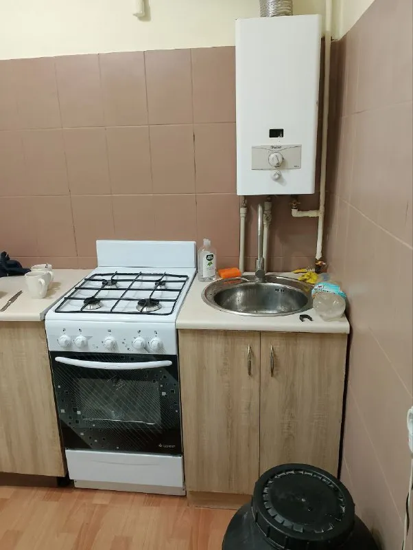 сдам двухкомнатную квартиру 🌇донецк, в калининском районе на улице антипова, рядом с парком «гулливер». 📍 ✅квартира после ремонта ✅на 1 этаже 5-этажного дома, на окнах установлены решетки. 📍в шаговой доступности богатая инфраструктура: парк, школа, детский сад, калининский рик, магазины и другие объекты. ✅отличная транспортная развязка обеспечивает удобное сообщение с другими районами. ✅квартира полностью меблирована и оснащен. .. трас для комфортного отдыха. 💦вода по графику с хорошим напором, есть возможность установки накопительного бака. 🛜проведен интернет. 💰цена 35 000 ₽ + залог + комиссия ан. оплата производится после заселения. 📲☎️+7 949 352-33-16 подписаться | дать объявление - фотография - 6