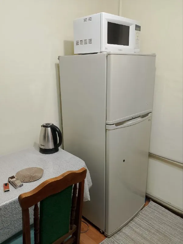 сдам двухкомнатную квартиру 🌇донецк, в калининском районе на улице антипова, рядом с парком «гулливер». 📍 ✅квартира после ремонта ✅на 1 этаже 5-этажного дома, на окнах установлены решетки. 📍в шаговой доступности богатая инфраструктура: парк, школа, детский сад, калининский рик, магазины и другие объекты. ✅отличная транспортная развязка обеспечивает удобное сообщение с другими районами. ✅квартира полностью меблирована и оснащен. .. трас для комфортного отдыха. 💦вода по графику с хорошим напором, есть возможность установки накопительного бака. 🛜проведен интернет. 💰цена 35 000 ₽ + залог + комиссия ан. оплата производится после заселения. 📲☎️+7 949 352-33-16 подписаться | дать объявление - фотография - 7